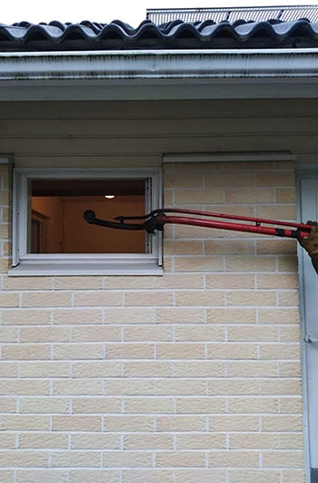 Demonstroi, miten tuote asetetaan pieneen ikkunaan.